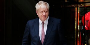 Ο Βρετανός πρωθυπουργός Μπόρις Τζόνσον με μπλε σκούρο σακάκι