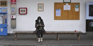 κορωνοϊός γυναίκα με μάσκα σε σταθμό μετρό