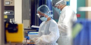 Γιατροί προστατευτικές στολές νοσοκομείο