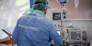 κορωνοϊός γιατρός σε νοσοκομείο παρακολουθεί μηχάνημα