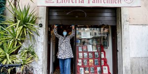 Βιβλιοπωλείο ανεβάζει ρολά στην Ιταλία