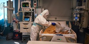 Γιατρός στην Ιταλία με ασθενή με κορωνοϊό σε ΜΕΘ