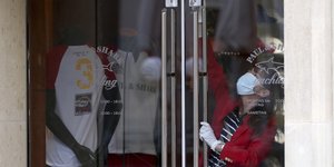 Κορωνοϊός ανοίγουν σταδιακά τα καταστήματα σε Αυστρία Ιταλία
