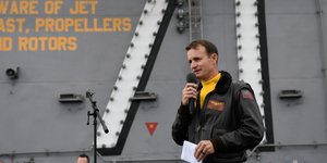 Θετικός στον κορωνοϊό ο κυβερνήτης αμερικανικού αεροπλανοφόρου, Μπρετ Κροζίερ