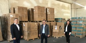 Ο υφυπουργός Υγείας, κ. Κοντοζαμάνης  κατά την παραλαβή του υλικού ατομικής προστασίας 