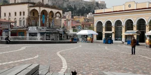 Άδειο το Μοναστηράκι εξαιτίας των αυστηρών περιοριστικών μέτρων λόγω κορωνοϊού