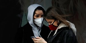 Κορωνοϊός νεαρές κοπέλες με μάσκα στην Νέα Υόρκη