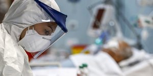 κορωνοϊός νοσοκομείο ιατρός προστατευτική στολή μάσκα