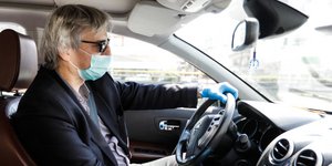 Οδηγός με μάσκα και γάντια για τον κορωνοϊό