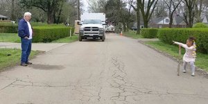 Κορωνοϊός παππούς εγγονή χορεύουν από απόσταση