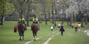Εφιπποι αστυνομικοί στο Λονδίνο επιτηρούν τα περιοριστικά μέτρα λόγω κορωνοϊού