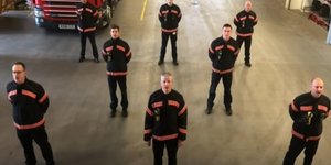 Πυροσβέστες τραγουδούν το «Bella Ciao»