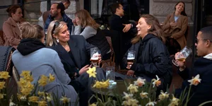 Κορωνοϊός: Καμία απόσταση δεν κρατούν οι Σουηδοί