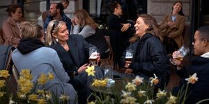 Κορωνοϊός: Καμία απόσταση δεν κρατούν οι Σουηδοί