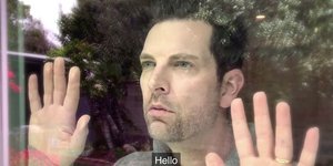 Άνδρας κολλημένος στο τζάμι του παραθύρου, λόγω της καραντίνας κορωνοϊού