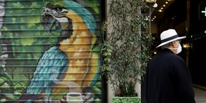 Κάτοικος της Αθήνας με μάσκα