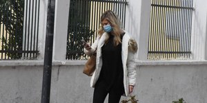 Γυναίκα με μάσκα 