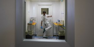 Κορωνοϊός απολύμανση παπουτσιών νοσηλευτή