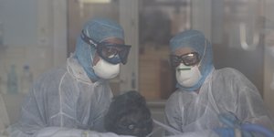 Γιατροί με ασθενή του κορωνοϊού 