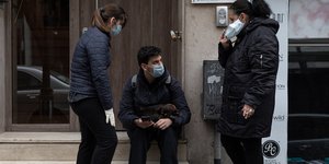 Πολίτες με μάσκες στην πόλη