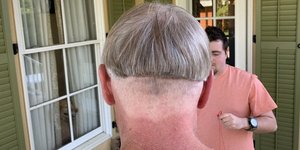 Αντρας κουρεύτηκε ενώ βρίσκεται σε καραντίνα