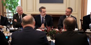 Ο Κυριάκος Μητσοτάκης συζητά στο υπουργικό συμβούλιο