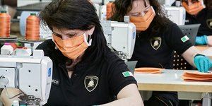 Εργαζόμενοι στη Λαμποργκίνι ράβουν μάσκες για το νοσοκομείο της Μπολόνια