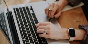 Γυναίκα χέρια υπολογιστής