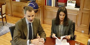 Βασιλιάς Φελίπε και βασίλισσα Λετίθια σε γραφείο