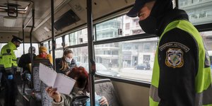 Πολίτες με μάσκες σε λεωφορείο