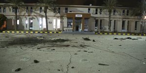 Σημάδια από βομβαρδισμό στο έδαφος έξω από κτίριο στη Λιβύη