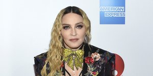 Η Μαντόνα με σακάκι και φιόγκο στον λαιμό