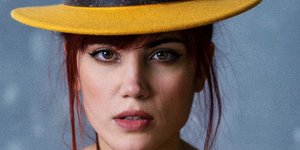 Η Μαίρη Συνατσάκη με κίτρινο καπέλο 