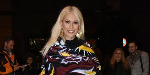 Η Μαρία Μπακοδήμου με πολύχρωμη πασμίνα