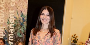 Η Μαρία Ναυπλιώτου με φλοράλ φόρεμα