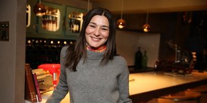 Η Μαρία Ναυπλιώτου με γκρι πουλόβερ