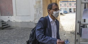Άνδρας με μάσκα για την προστασία από τον κορωνοϊό