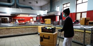 Υπάλληλος μεταφέρει τρόφιμα σε εστιατόριο