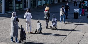 Πολίτες στη Γαλλία τηρούν τις αποστάσεις εν μέσω πανδημίας του κορωνοϊού