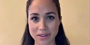 Η Μέγκαν Μαρκλ με κόκκινο πουλόβερ