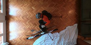 Γερμανός μηχανικός κάνει σκι στο δωμάτιο προωθώντας το «Μένουμε Σπίτι»