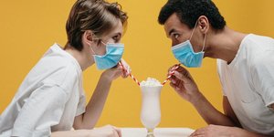 Ζευγαρι με μάσκες πίνει milkshake