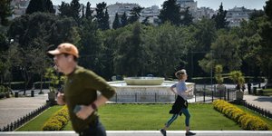 Κόσμος τρέχει στην ηλιόλουστη Αθήνα εν μέσω της πανδημίας