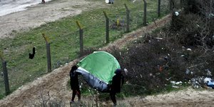 Μετανάστες στήνουν αντίσκηνο στο Καλαί της Γαλλίας