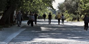 Κόσμος κάνει βόλτα στην Αθήνα