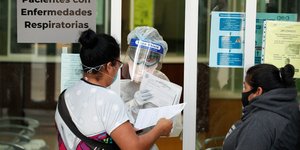 Ασθενής δίνει χαρτιά σε γιατρό στο Μεξικό