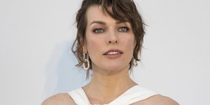 Η Μίλα Γιόβοβιτς με λευκό φόρεμα