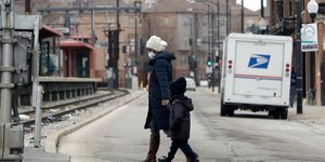 Μητέρα και παιδί περπατούν σε δρόμο στο Σικάγο