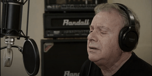 Ο Μανώλης Μητσιάς τραγουδά στο στούντιο