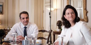 Μητσοτάκης και Κεραμέως παρακολουθούν σε σύσκεψη